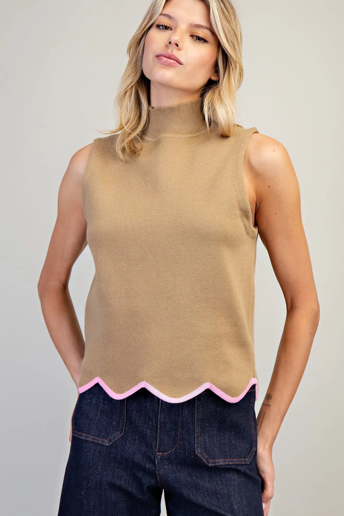 Contrasting Scallop Hem Sleeveless Knit Top
