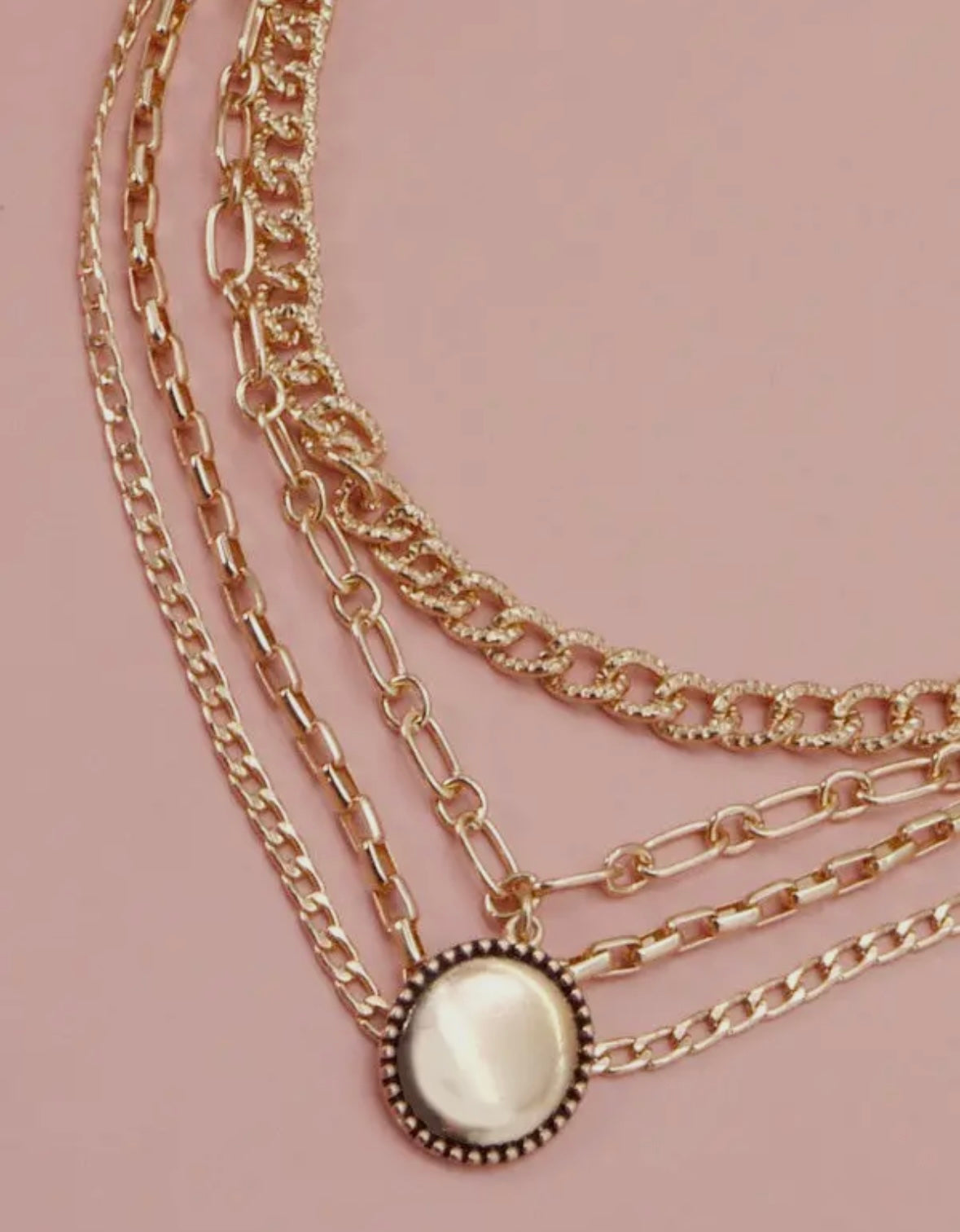 Round charm pendant necklace
