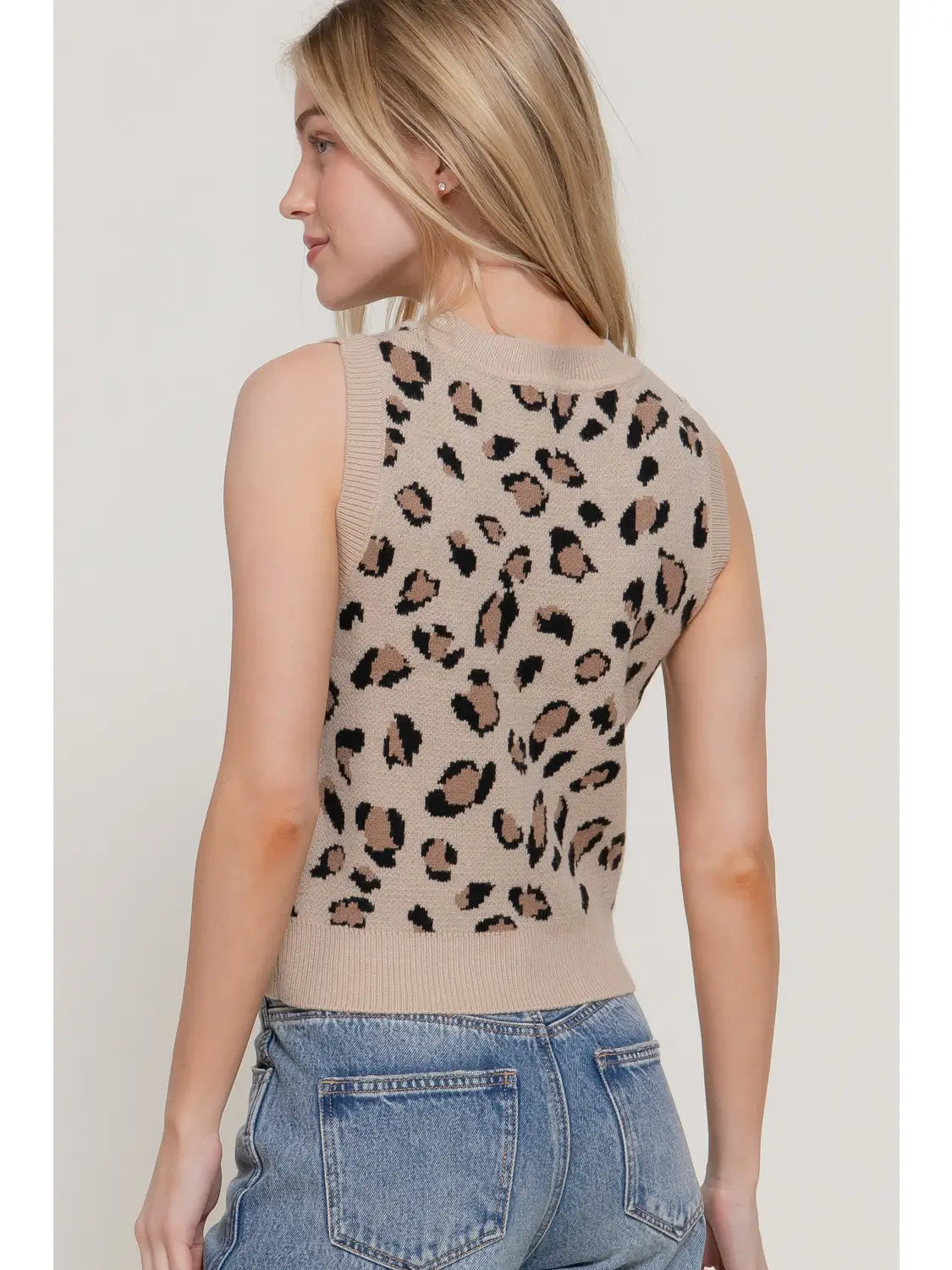 Sleeveless Round Neck Leopard Jacquard Sweater Top